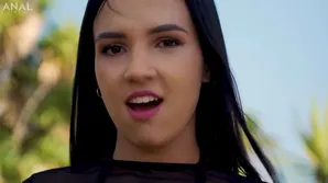 A gentleman with a red neck gave Dulce