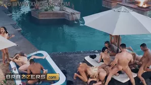 Lena and the girls have fun in the pool
