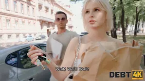 A game of billiards with a blond pelo