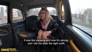 A geisha got fucked right in a taxi car