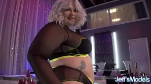 The fat girl masturbates her sweet pussy